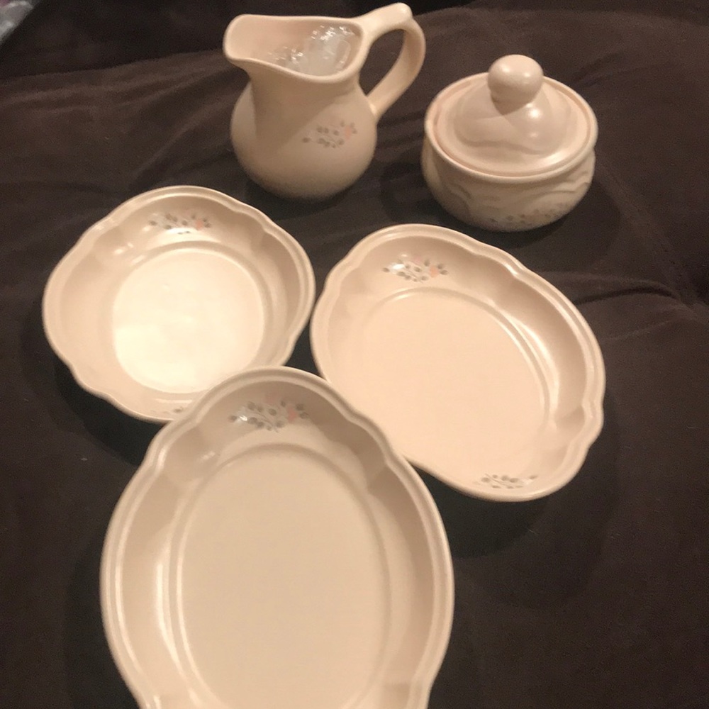 3 Serving Dishes & Sugar Bowl & Creamer Set